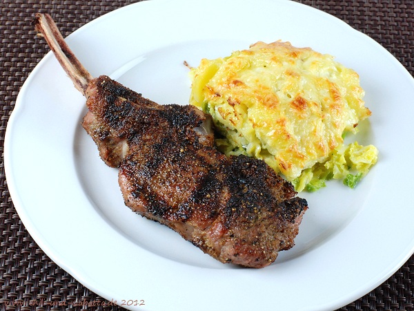 Kalbskotelett mit Steinpilz-Rub vom Grill mit Wirsing-Kartoffel-Gratin