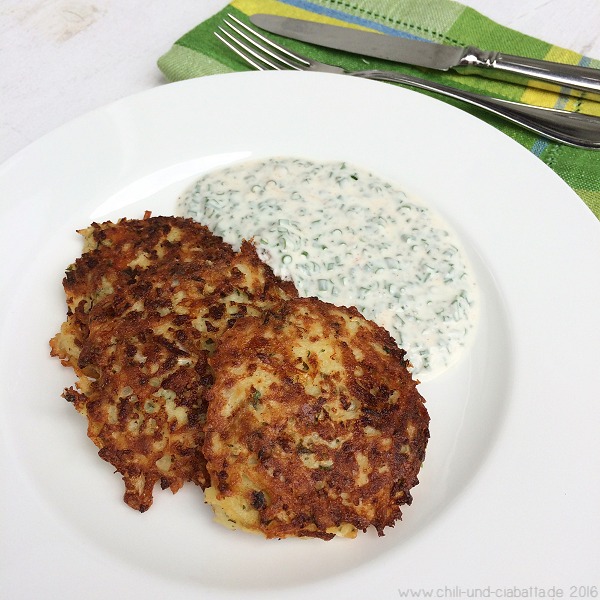 Kartoffel-Blumenkohl-Käse-Puffer mit Schnittlauch-Joghurt