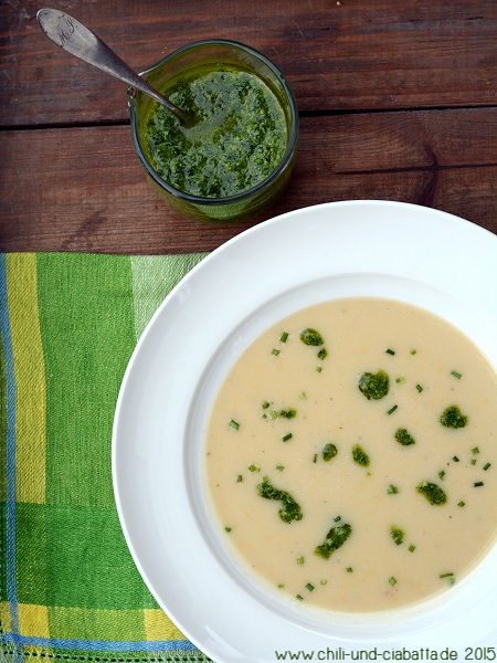 Kartoffel-Zitronen-Suppe mit Schnittlauch-Pesto