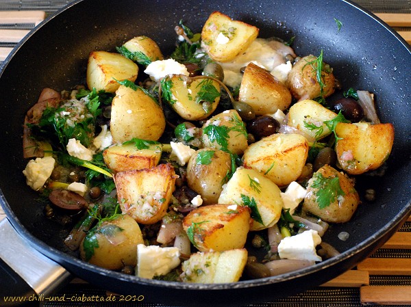warmer Bratkartoffelsalat mit Kapern, Oliven und Feta