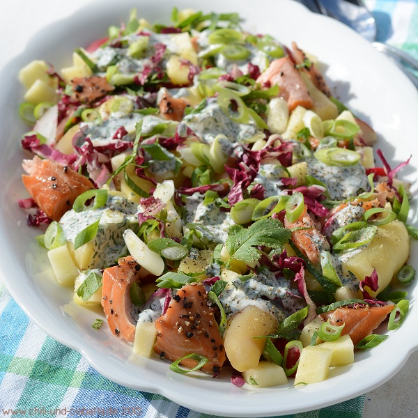 Lauwarmer bunter Kartoffelsalat mit Stremellachs und Sauerrahm-Dill-Dressing