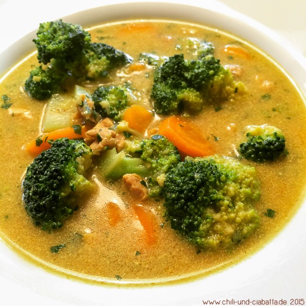 Kokos-Currysuppe mit Brokkoli, Möhren und Huhn