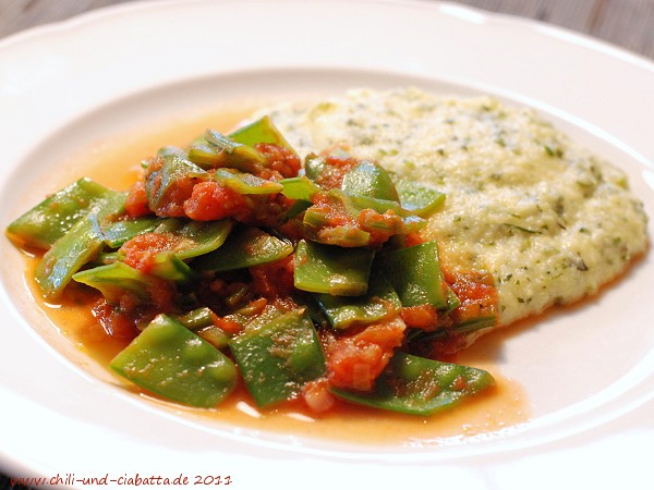 Kräuterpolenta mit Zuckererbsen