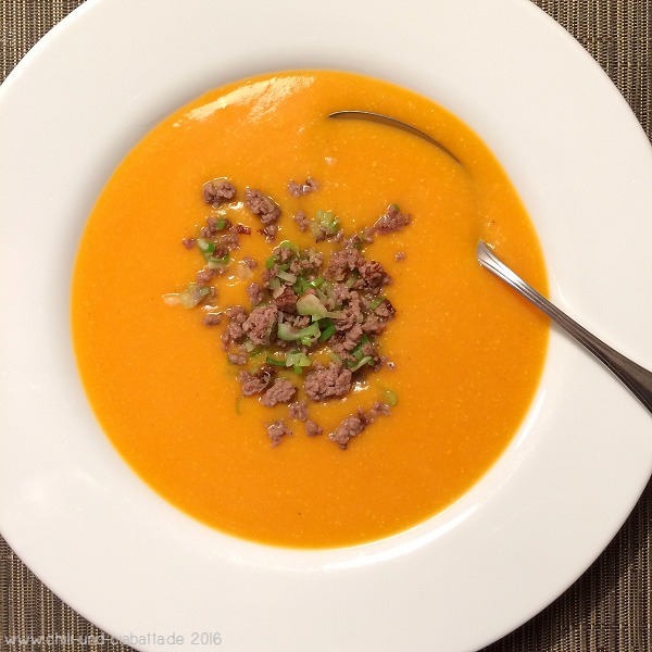 Kürbis-Kartoffel-Suppe mit Hack-Lauchzwiebel-Topping