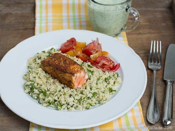 Würzlachs auf Kräuter-Bulgur