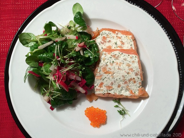 Lachs-Frischkäse-Terrine mit buntem Salat