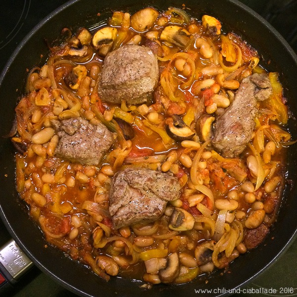 Lammrücken auf Tomaten-Weiße Bohnen-Schmorgemüse aus dem Ofen – Chili ...