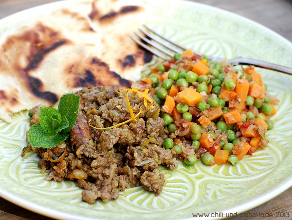 Orangen-Hackfleisch-Pfanne indisch mit Erbsen und Möhren