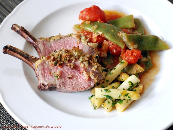 Lammkoteletts mit grünen Bohnen, Tomaten und Spargel