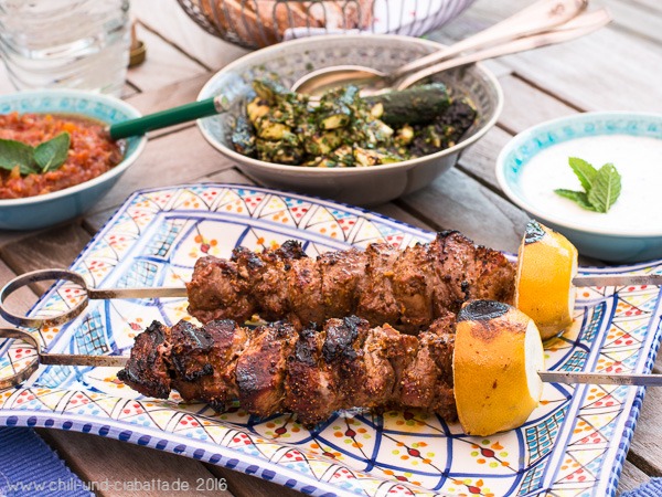 Lammspieß vom Grill mit Salat von gegrillten Zucchini