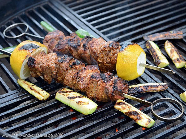 Lammspieß und Zucchini auf dem Grill