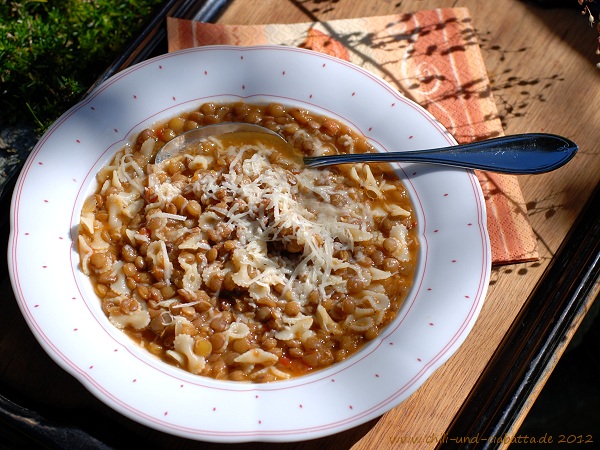 Linsensuppe mit Nudeln