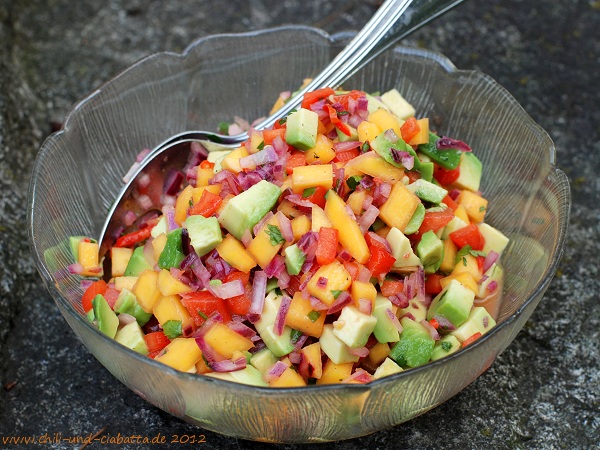 Salat mit Mango, Paprika und Avocado