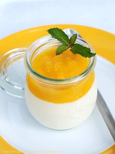 Saure Sahne-Mousse mit frischer Mango