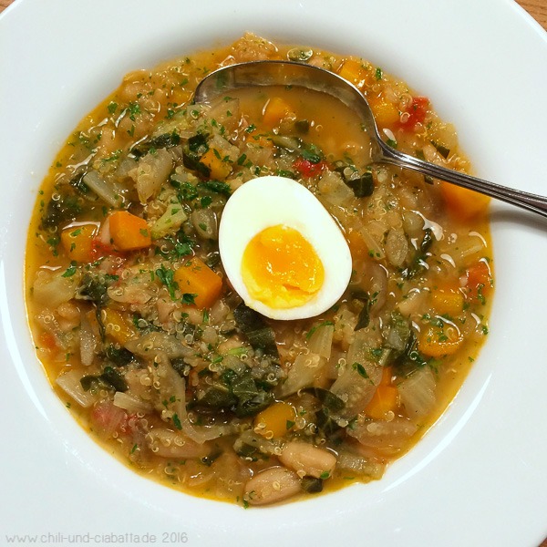 Minestrone mit Quinoa und Ei