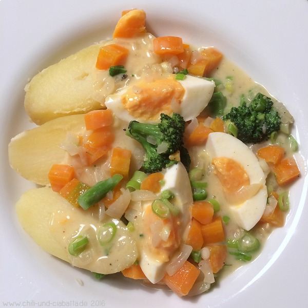 Salzkartoffeln mit Eier-Möhren-Ragout