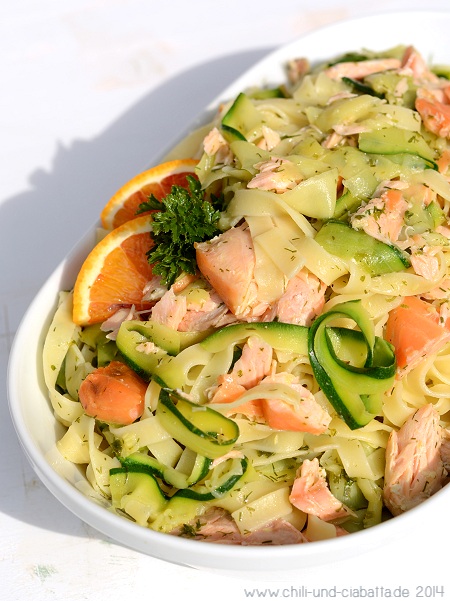 Zucchini-Bandnudeln mit Stremellachs und Orangen-Dill-Sauce – Chili und ...