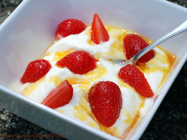 Joghurt mit Orangensirup und Erdbeeren