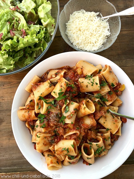 Pasta mit Salsiccia-Aubeginen-Sugo