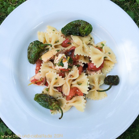 Lauwarmer Pastasalat mit Hähnchenbrust