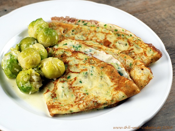 Rosenkohlragout mit gefüllten Pfannkuchen