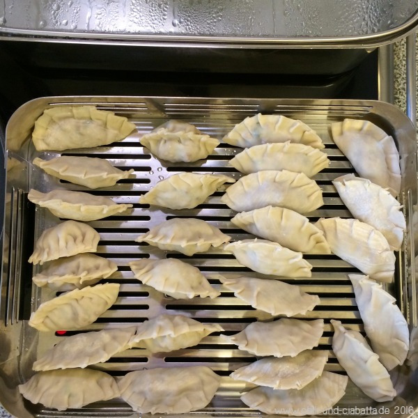 Potstickers vor dem Dämpfen