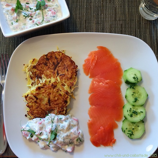 Kartoffel-Kohlrabi-Puffer mit Gurken-Paprika-Quark und geräuchertem Lachs