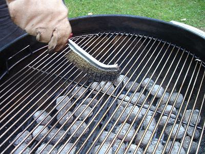 Säubern des noch heißen Grillrostes