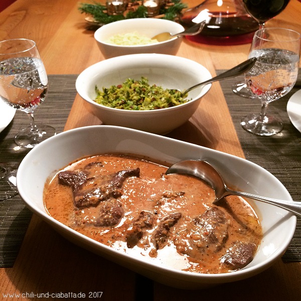 Rehschnitzel in Cranberry-Rahm mit ofengeröstetem Rosenkohl