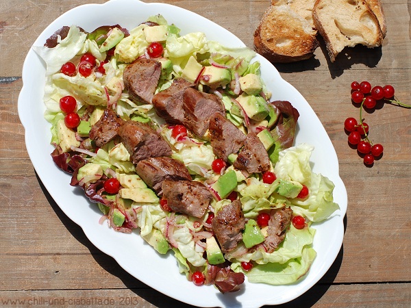 Salat mit Rehfilet, Avocado und Johannisbeer-Dressing – Chili und Ciabatta