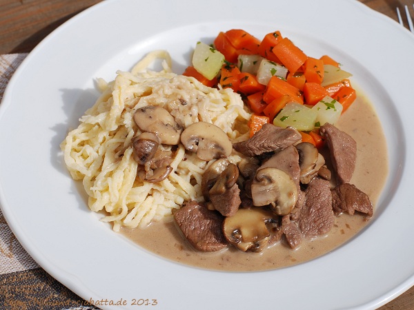 Reh-Geschnetzeltes mit Spätzle und Möhren-Kohlrabigemüse