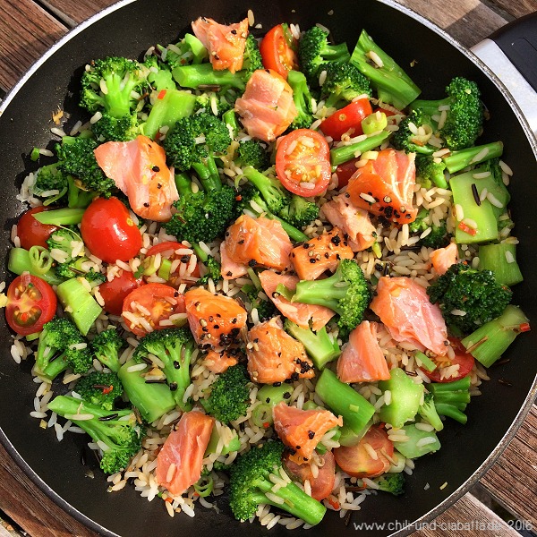Asia-Reispfanne mit Brokkoli, Tomaten und Stremellachs