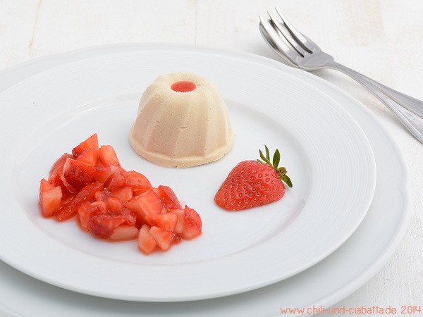 Rhabarber-Semifreddo mit Erdbeersalat