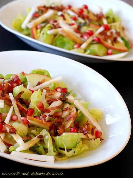 Rosenkohl-Salat mit warmer brauner Butter-Vinaigrette, Apfel und Granatapfelkernen