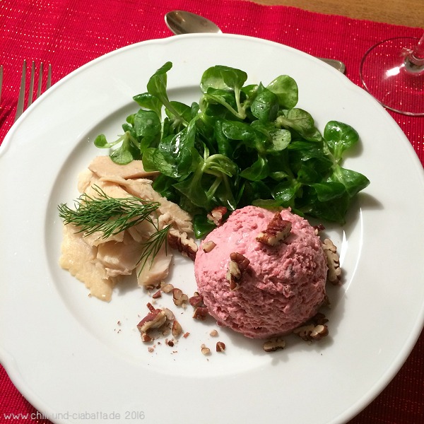 Rote-Bete-Mousse mit Feldsalat und Räucherforelle