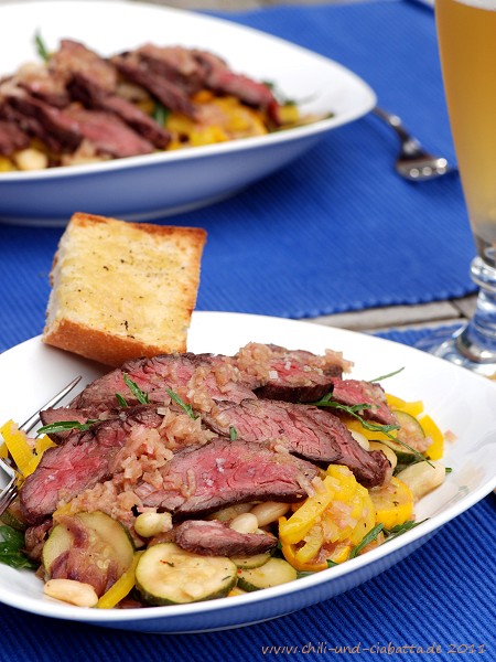 Rucolasalat mit Paprika, Bohnen, Zucchini und Hanger Steak