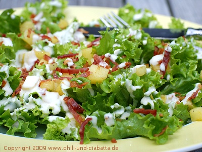 Grüner Salat mit Äpfeln, Speck und Camembert-Dressing