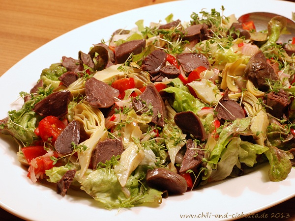 Salat mit Artischocken und confierten Entenmägen