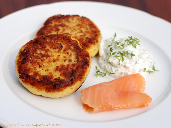 Sauerkraut-Frikadellen mit Schnittlauch-Dipp und Räucherlachs