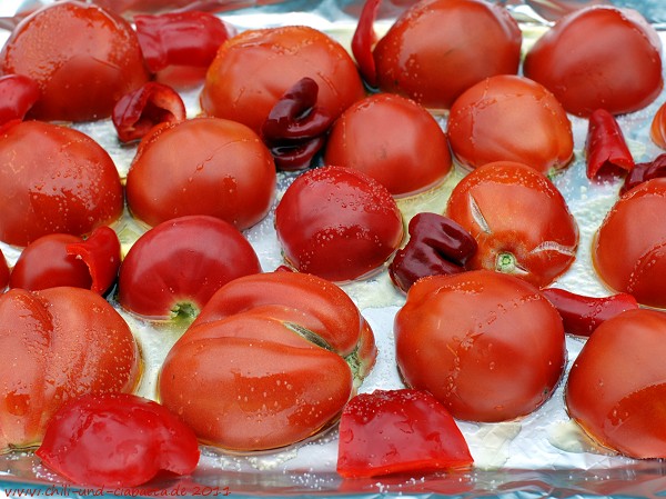 Tomaten, Paprika und Chilis auf dem Blech