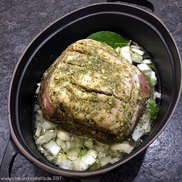 Rückwärts geschmorte Schweineschulter mit Fenchel, Knoblauch und ...