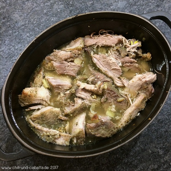 Rückwärts geschmorte Schweineschulter mit Fenchel, Knoblauch und ...