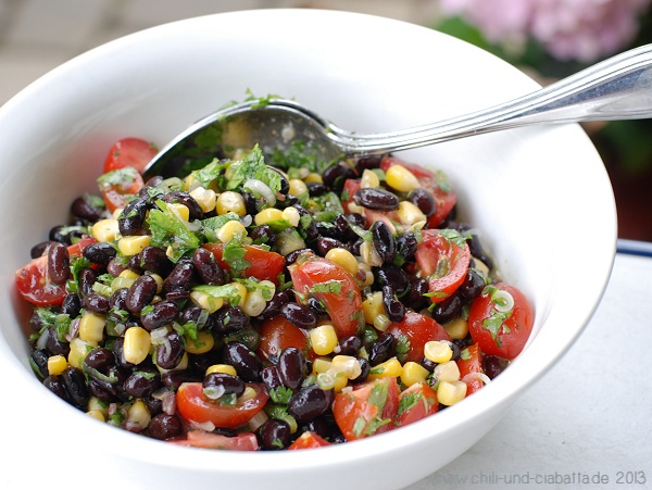 Schwarze Bohnensalat mit Mais und Tomaten