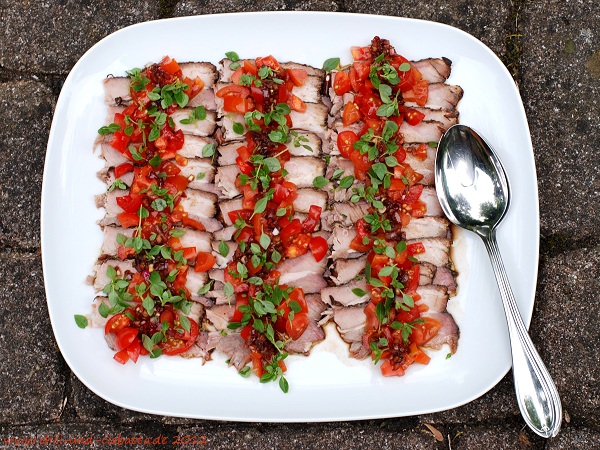 Kalter Braten mit Tomaten-Dressing