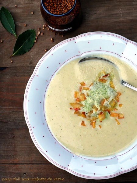 Selleriecremesuppe mit Koriandersahne und scharfen Kartoffelwürfeln