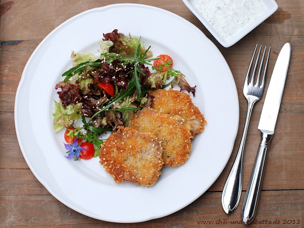 Kalbszunge im Sesammantel mit gemischtem Salat