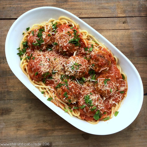 Spaghetti mit Fleischbällchen und Tomatensauce