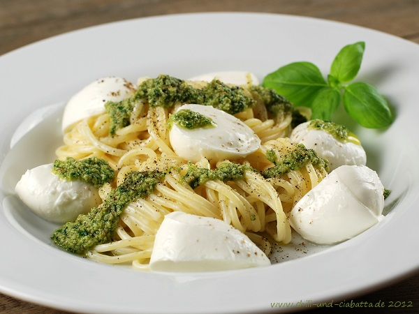 Lauwarme Spaghetti mit Ingwer-Basilikum-Pesto und Mozzarella