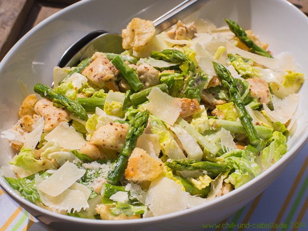 Caesar Salat mit Hähnchenbrust und grünem Spargel