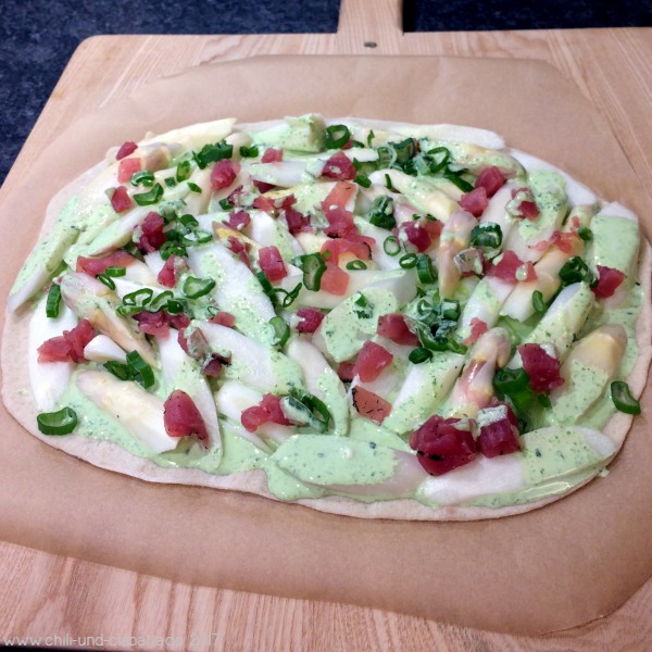 Spargel-Flammkuchen mit Bärlauch-Schmand